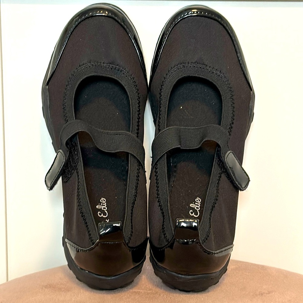 NWOT Olive & Edie black art have shoe with velcro strap in size 3!